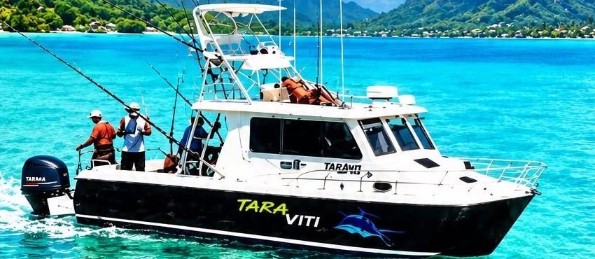 La vedette Tara Viti à cabine, coque noire, en pêche à la traîne